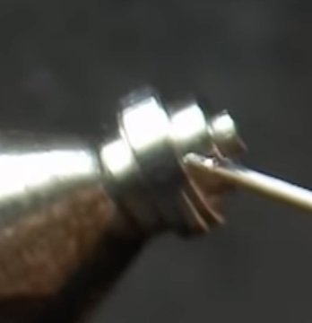 Flanc de l’axe du barillet