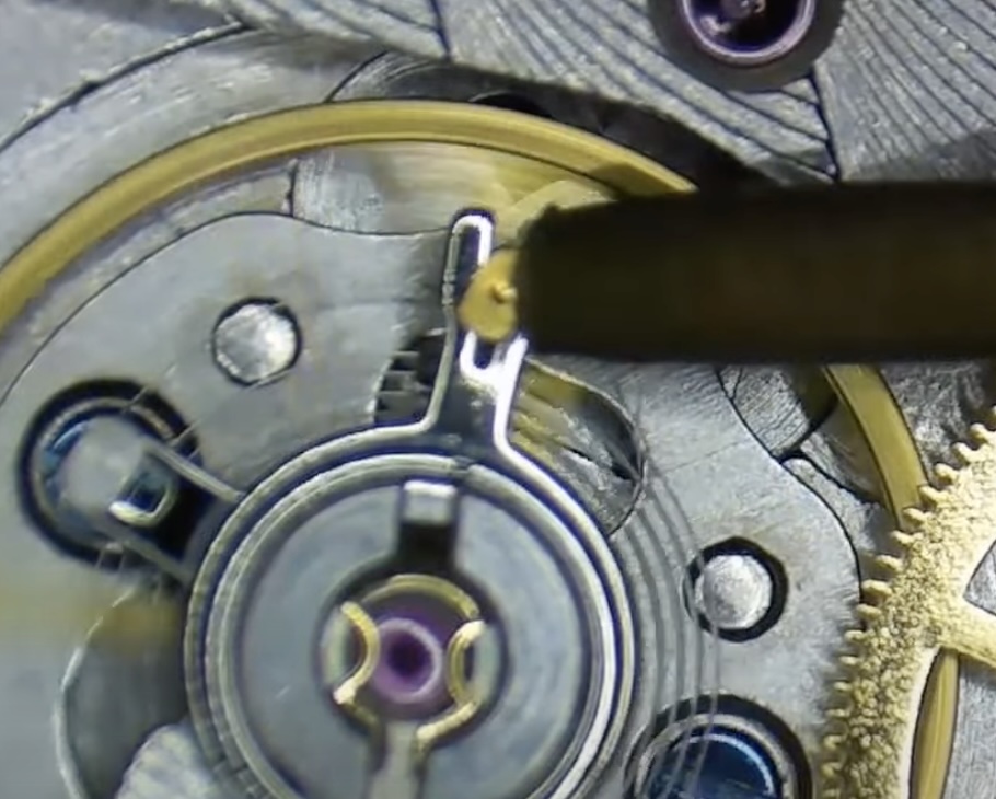 Régulateur — index et fourche à spirale